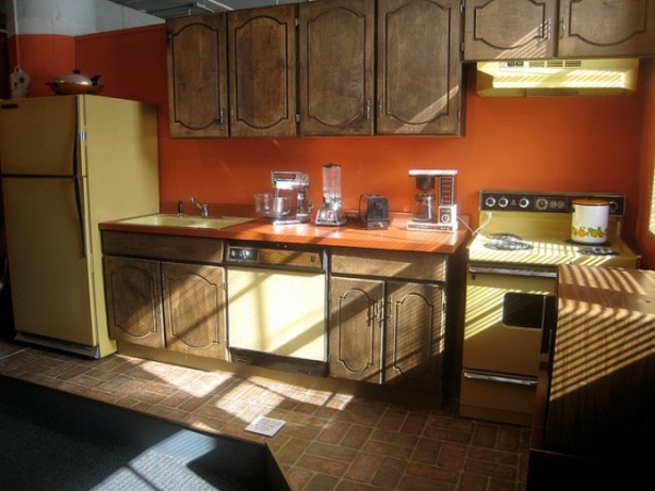 luova-made-oranssi väri-keittiön seinällä