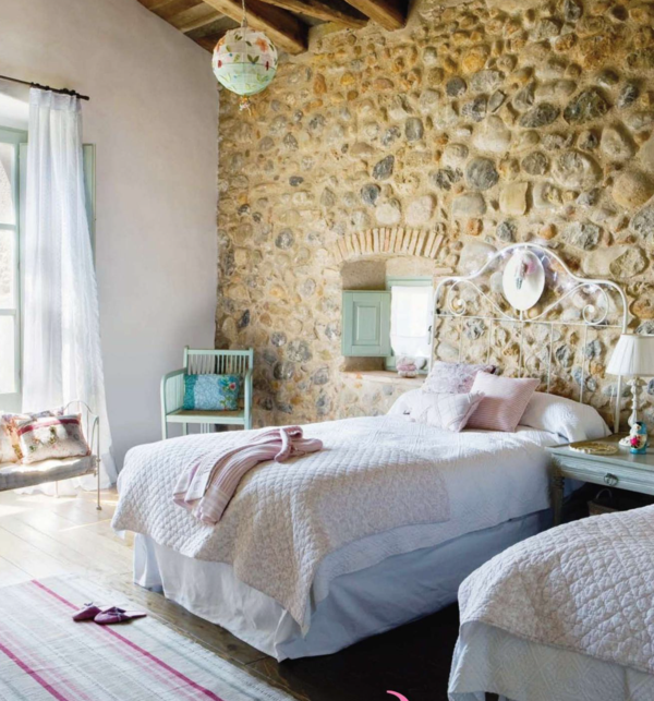 kreativno dizajnirana - spavaća soba - udobnost za zid - elegantan krevet s bijelim pokrivačem