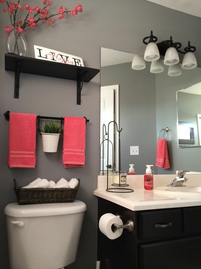 kreatív-fürdőszoba-tervezés-piros díszítéssel