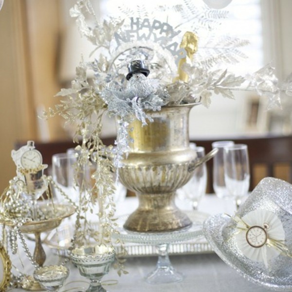 creativo-hermosa decoración de la mesa para la víspera de Año Nuevo