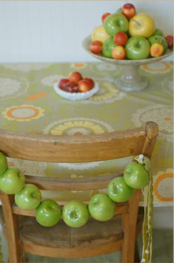 Kreativni ukras jabuka za stolom