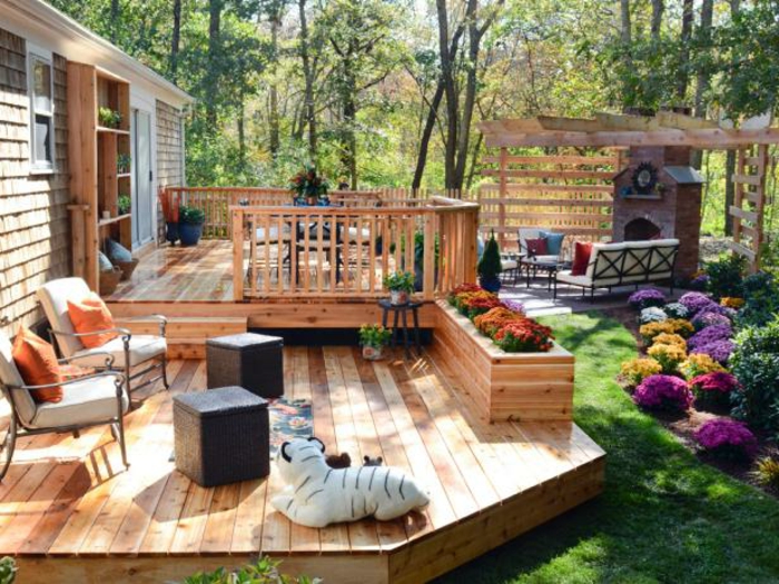 творческо-дизайн-на-градина-дървена пода и-практично-градински мебели