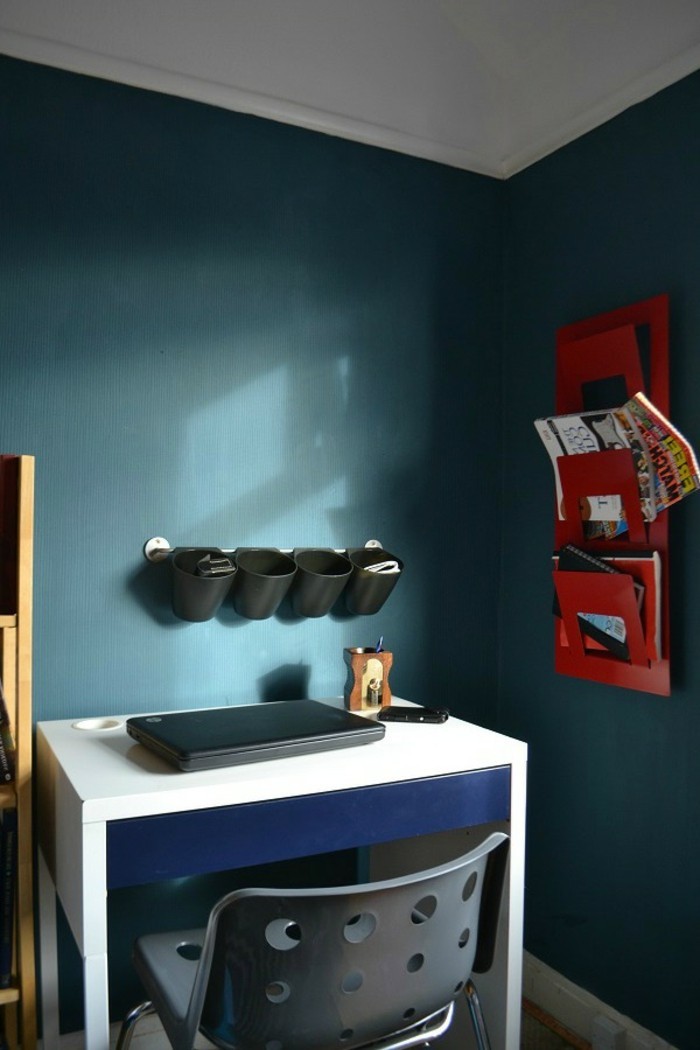 خلاقة تصميم الجدار اللون الأزرق الرمادي-مكتب-في-الزاوية