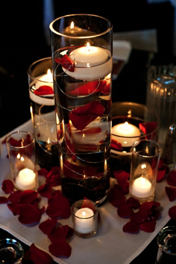 Творчески сватбени декорации за свещи на маса във водата