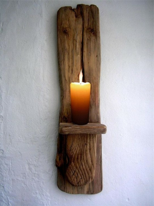 свещник, изработен от дървесина, висяща на стената