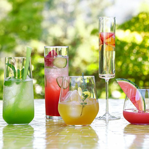 Decoración creativa de mesa de verano bebidas súper frescas y coloridas