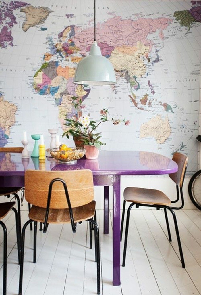 Creative-Wohnideen-continentes-púrpura-mesa-sillas-wandddeko-wallpaper-flores-velas