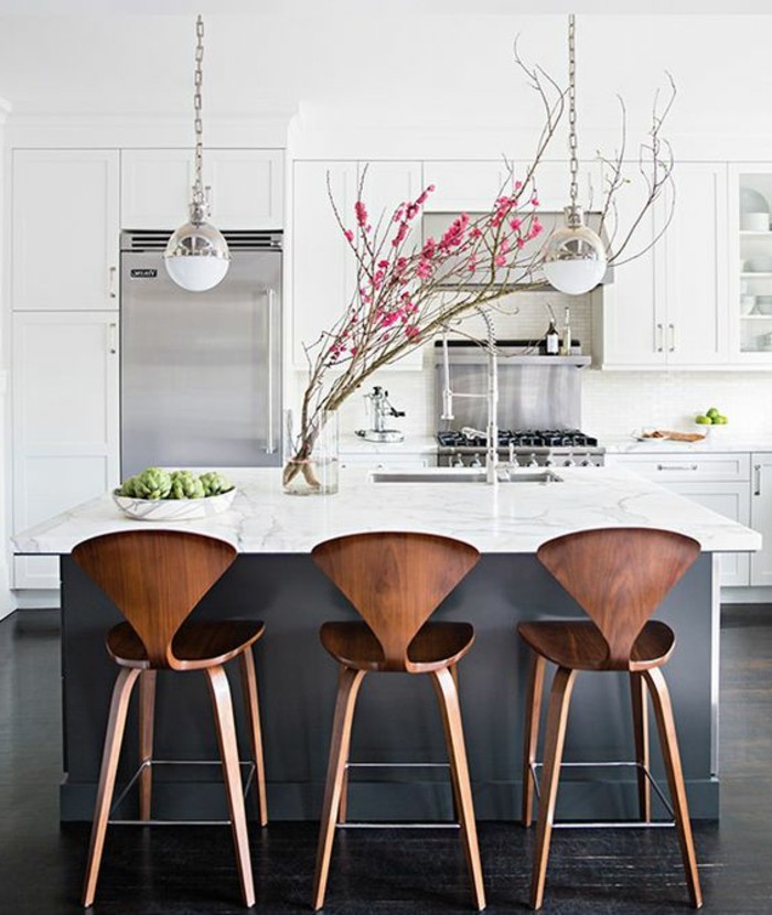 kreativno-wohnideen-drvene-stolice-žarulje kuhinja otok-hladnjak-sudoper-staklene vaze Cvijeće
