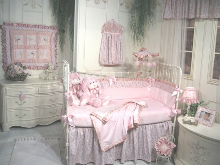 kreativni dizajn-baby-krevetić-s-roza-posteljinu