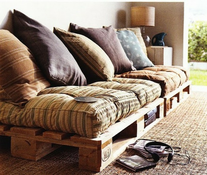 kreativno-modela-kauč iz-euro palete-modernog dizajna-s-jastucima