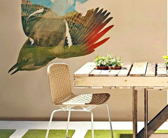 kreativno-modela-stol-na-paleta-pra-zid dizajn