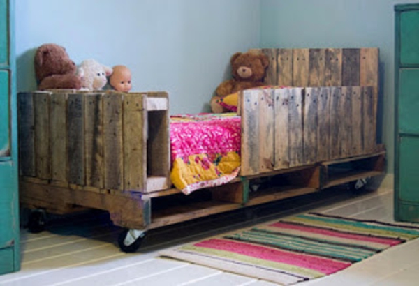 палетите от творческия модел от леглото в детската стая