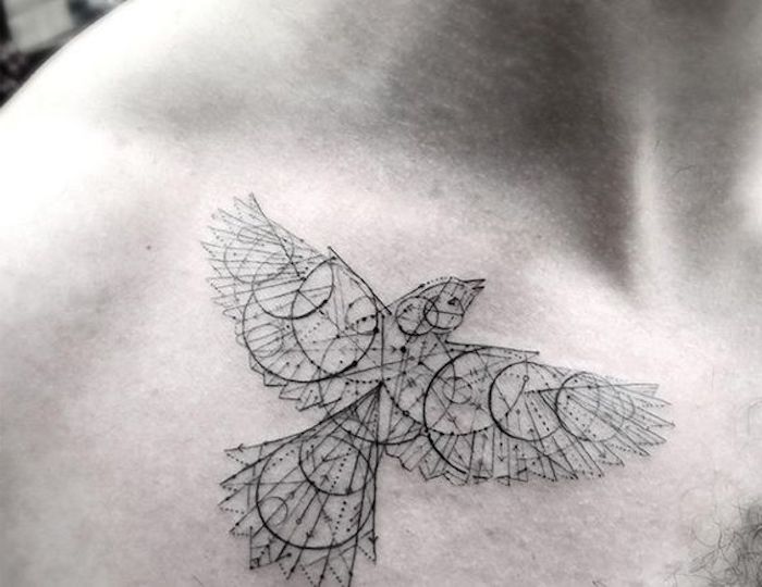 Madár tetoválás sok körrel és spirálokkal, sok háromszög és vonal