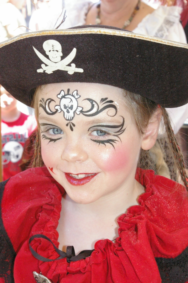 女孩华丽的海盗化妆