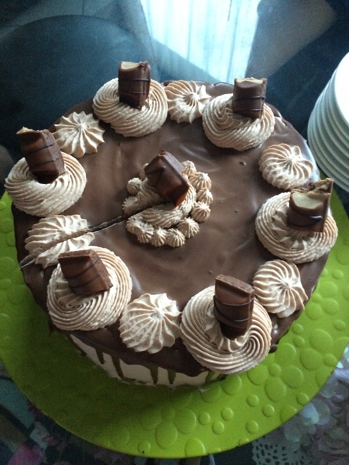 Dječja čokoladna kolača spremna za rezanje i slatki izgled