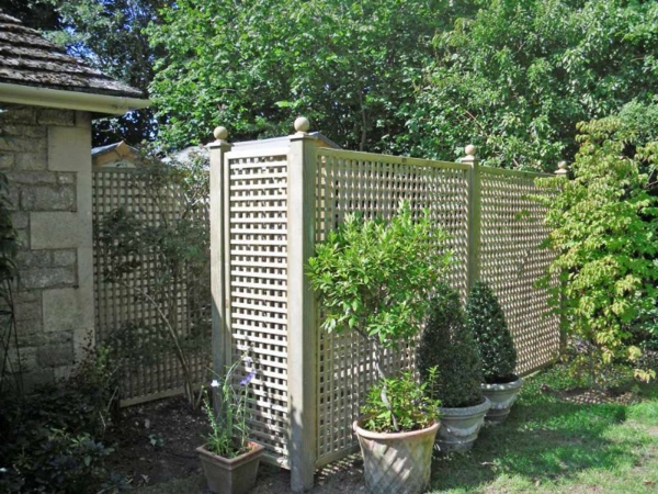 пластмасова ограда за неприкосновеност - модерен дизайн