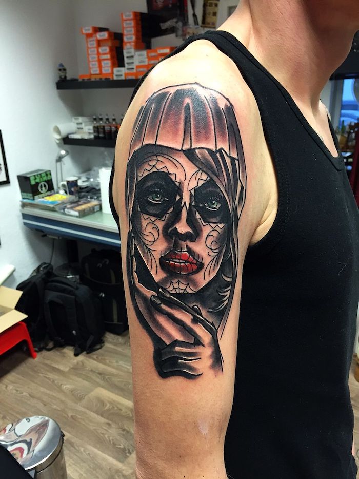 signifiant la catrina - un homme avec une main tenant un grand tatouage noir avec une jeune femme avec des lèvres rouges, des yeux verts