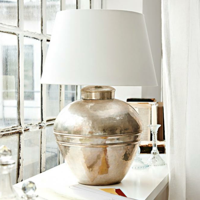 Svjetiljka za prozorsko svjetlo s zaobljenom mjedenom stopom