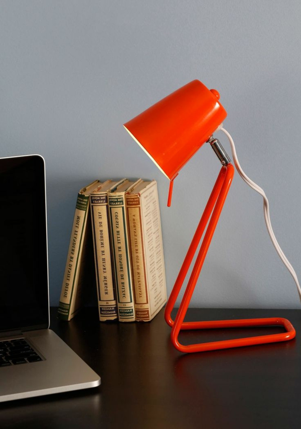 Lámpara-en-naranja-escritorio-idee