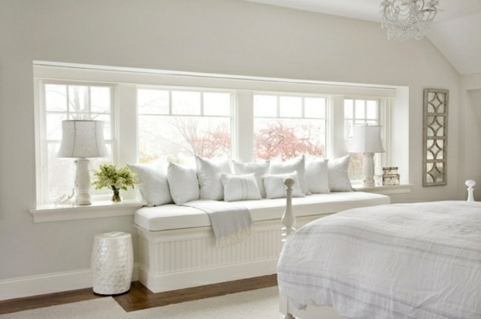 fehér hálószoba ül az ablakpárkány lámpák és párnák