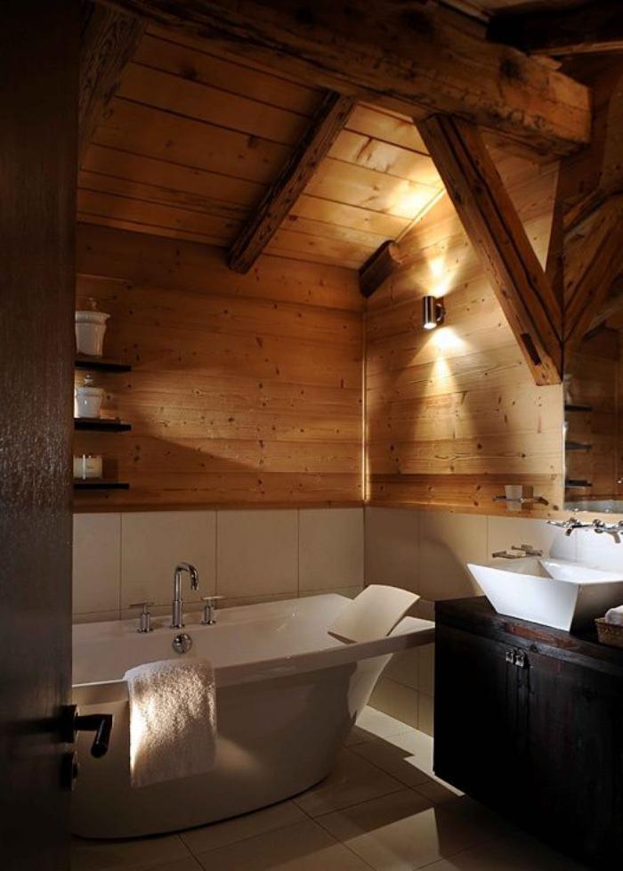 casa-baño-madera y suelos de baldosas-ático