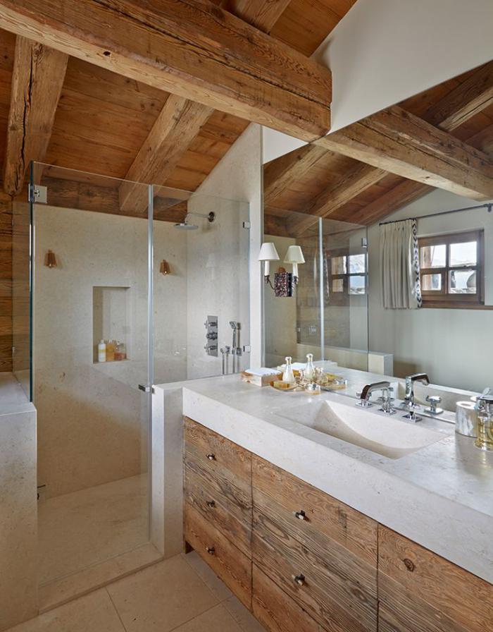къща-баня-с-греда на тавана-стъкло-мивка-с-под шкаф