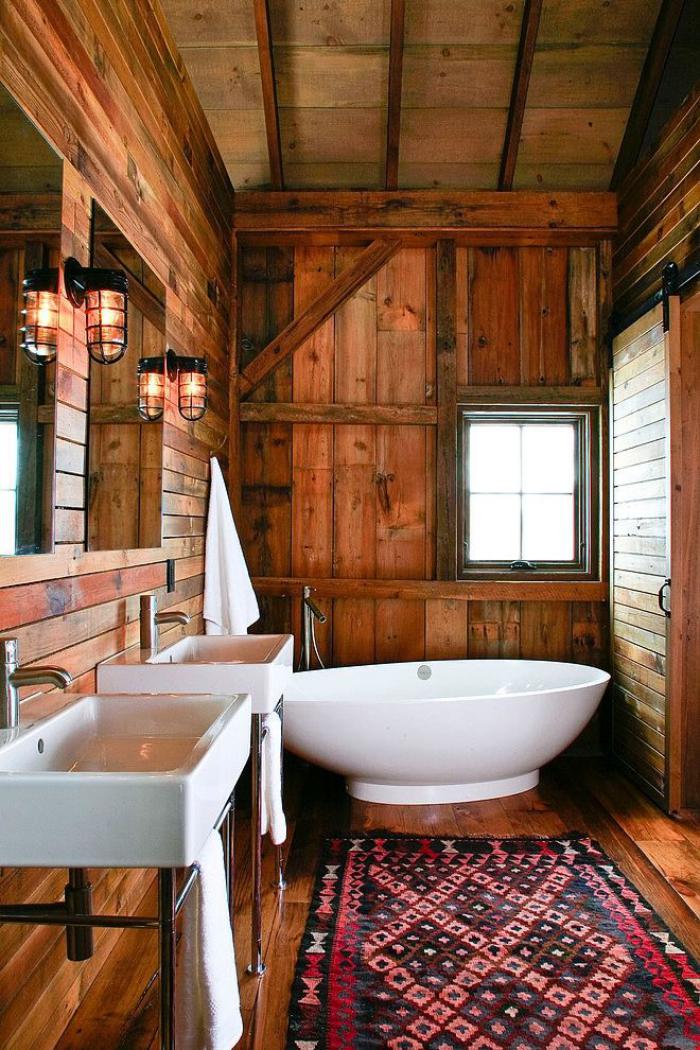 casa-baño-una alfombra rústica con bañera-ovalada-y-