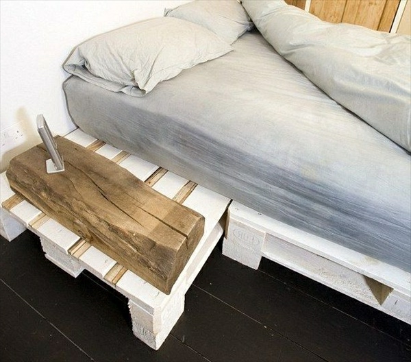 camas de cama de la casa de campo - mesa de madera al lado de ella