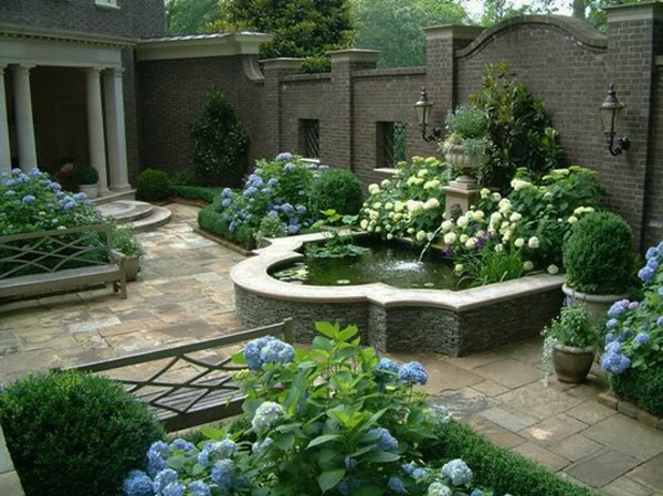 елегантен открит басейн, цветни цветя и каменни плочи в градината