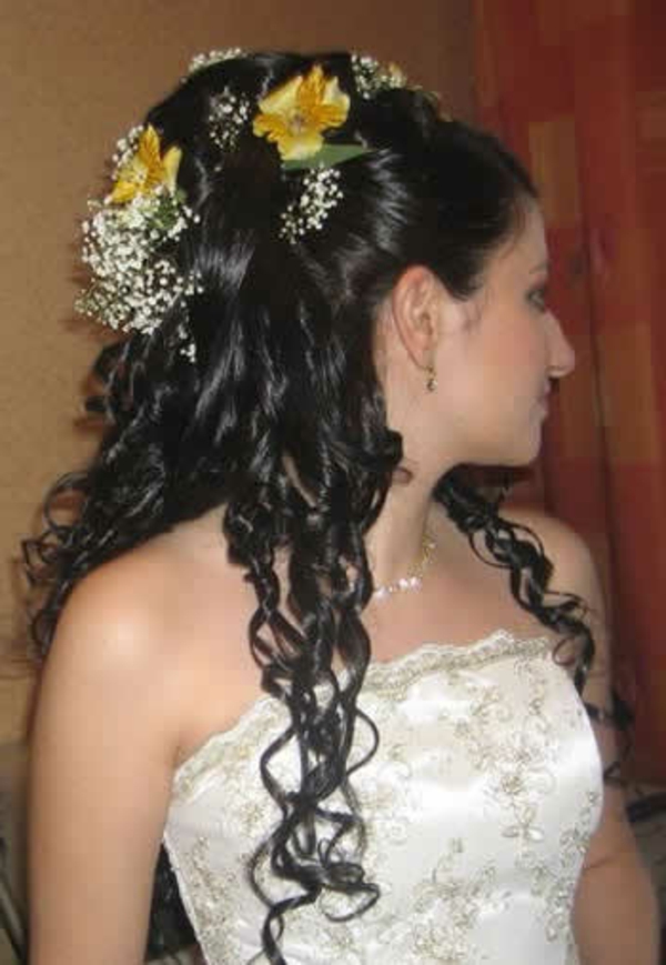 hosszú hajú arab-esküvői frizurák - sárga virágok a szőrben