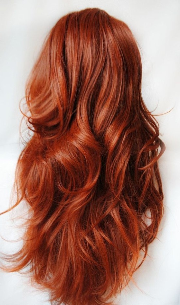 дългосрочен къдрава коса-мед атрактивен цвят на косата