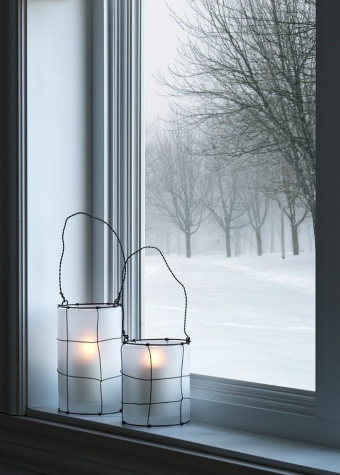 fehér lámpatest viaszpapírból, fekete kötélhálóval, ablak, télen