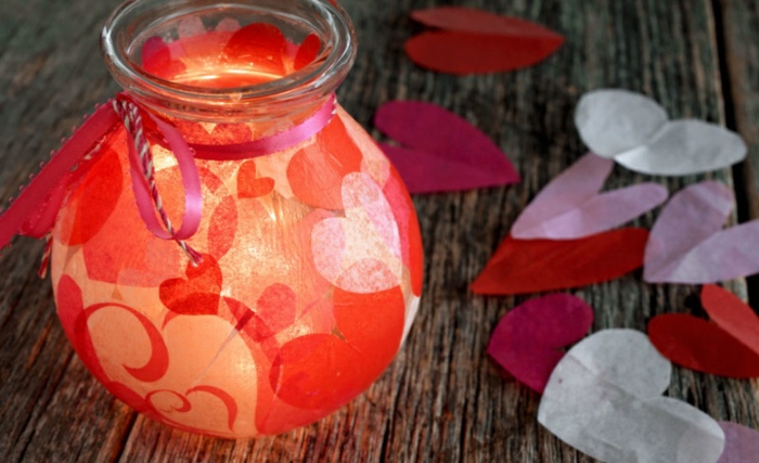 hacer la linterna misma de un jarrón de vidrio grande y redondo, corazones de papel, papel de seda, lazo, hilo