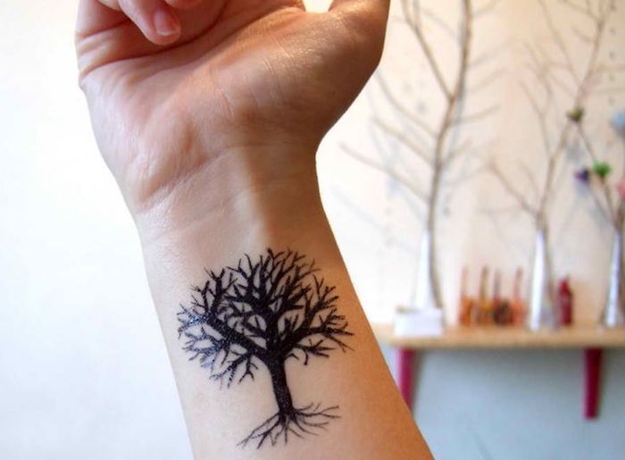 Keltski tetovaža maleno stablo na zglobu s dubokim simbolizmom