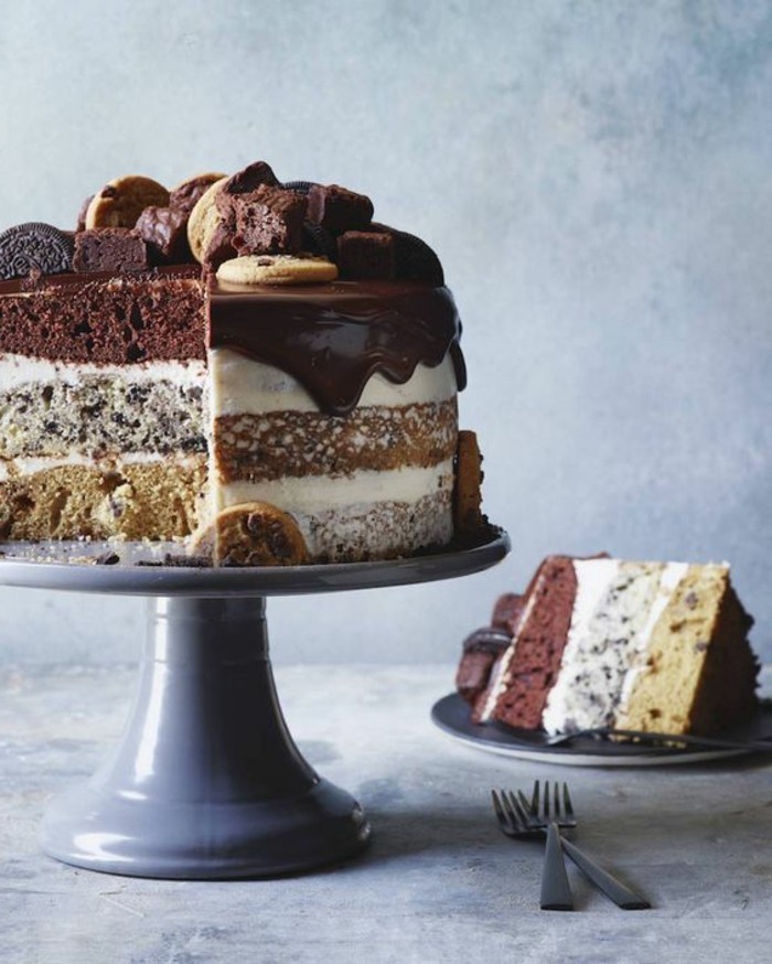 delicioso pastel-con-muchas capas de cumpleaños