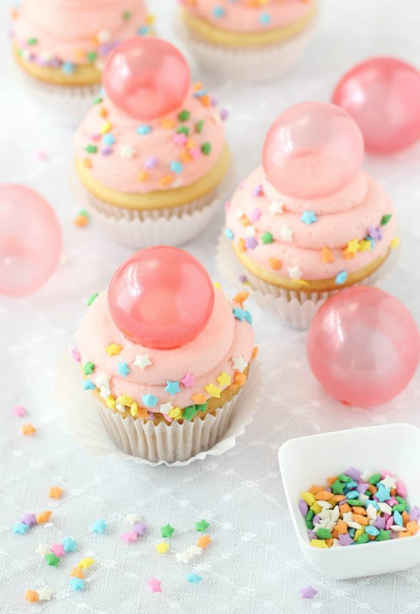 hauskannäköinen herkullisen cupcakes-koriste-cupcake tölkit