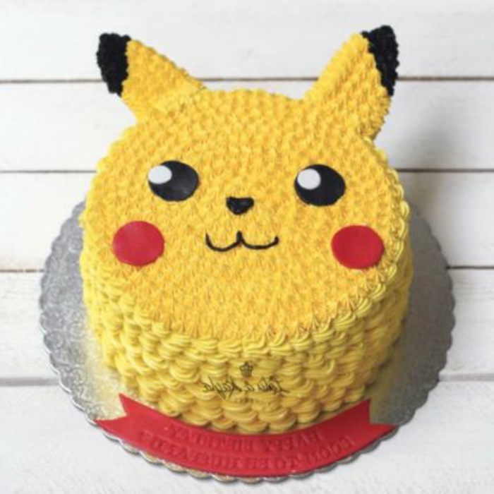 un pastel de pokemon amarillo - aquí hay un pikachu con mejillas rojas y ojos negros