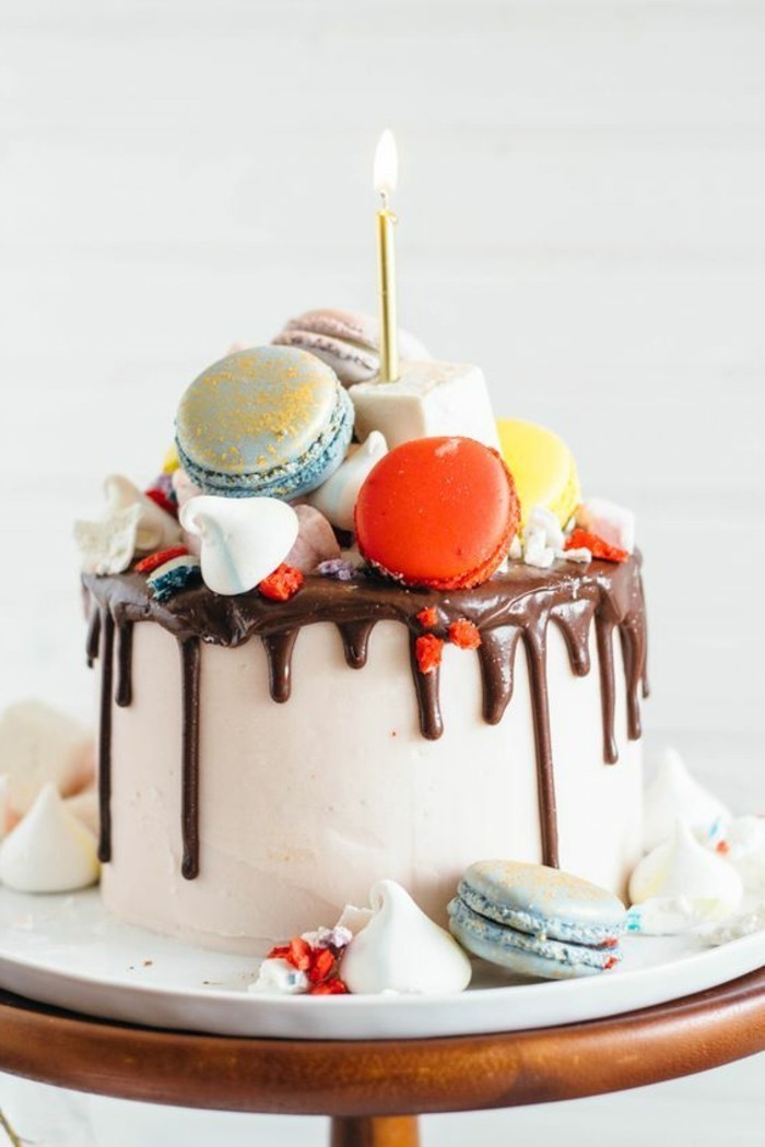 delicioso pastel para el cumpleaños de los niños con decoración macarrones