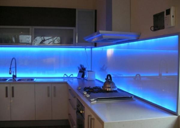 синьо осветено кухненско стъкло