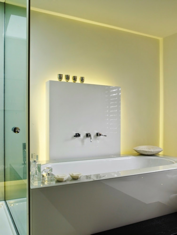 led indirekt világítás-for-baedzimmer-sárga-over-fürdő