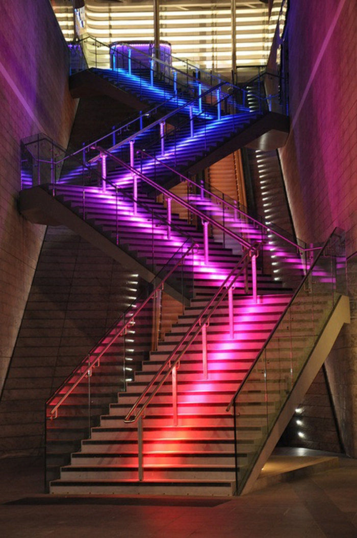 водена осветление на стълбище-екстравагантен дизайн