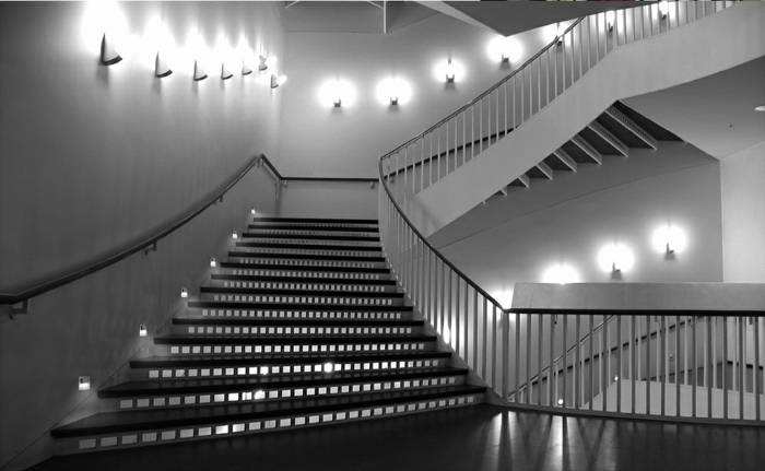 водена осветление на стълбище-сиво-интериор-супер-дизайн