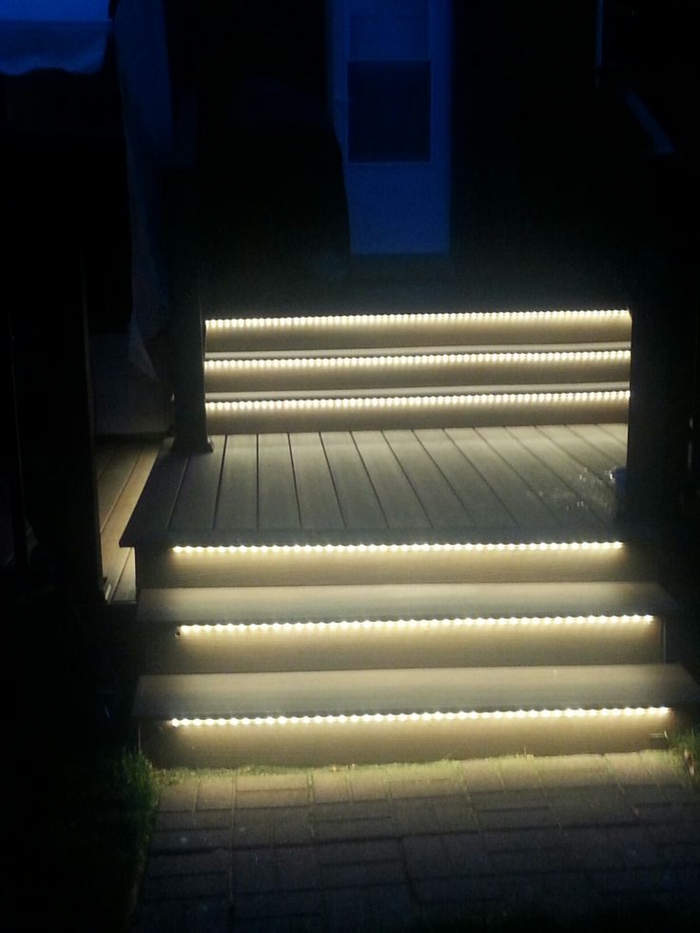 LED-es világítás lépcső kontrasztos színek