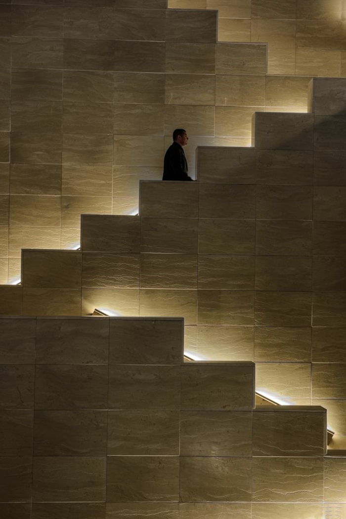 водена осветление на стълбище-модерна архитектура