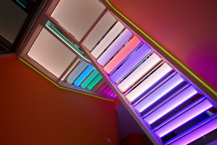 led világítás lépcső-szivárvány-szín-érdekes-look