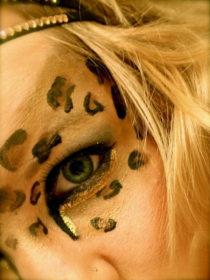 léopard face-maquillage-blond-cheveux et des yeux lumineux