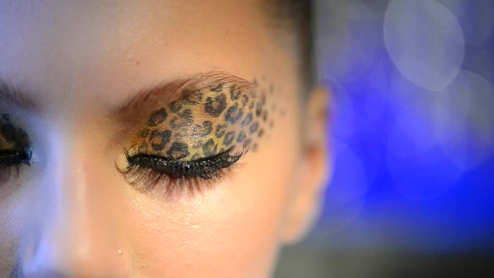 λεοπάρδαλη πρόσωπο μακιγιάζ-δημιουργικό-φωτογραφία-του-ένα πρόσωπο
