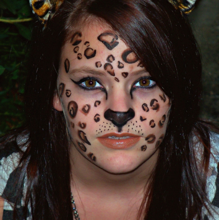 Leopard face-make-up-tyttö-with-brown-hiukset