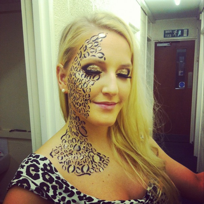 Leopard face-make-up-kaunis blondi-nainen