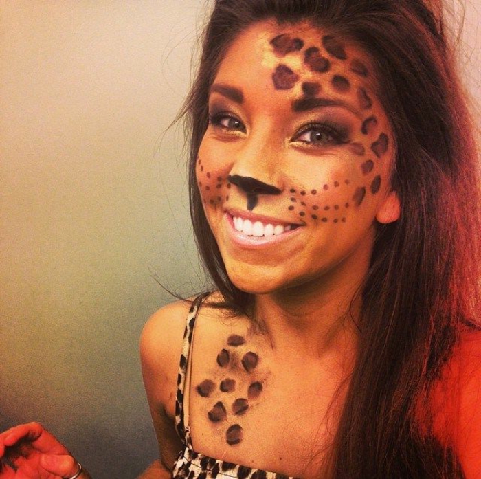 леопард лице грим-красив-усмихната дама-